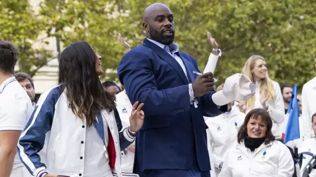 Tout le monde avait sa théorie sur le choix de tenue de Teddy Riner pour la parade des champions