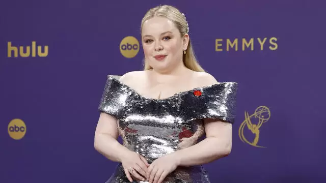 La star de « Bridgerton » a ébloui tout le monde aux Emmy Awards avec sa robe-armure