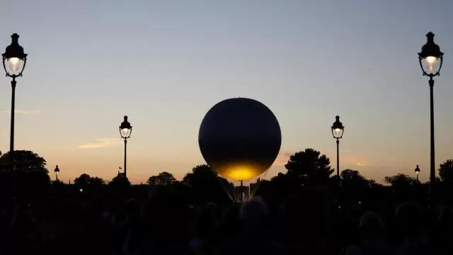 Le dégonflage du ballon de la vasque olympique aux Tuileries va prendre des jours