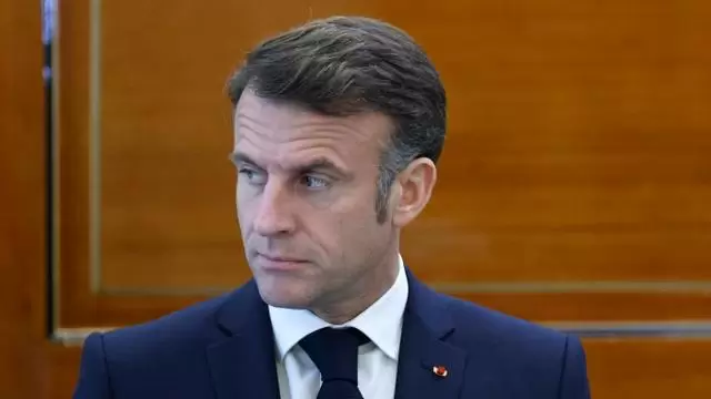 Macron propose de scolariser les élèves hors de Mayotte, les syndicats perplexes