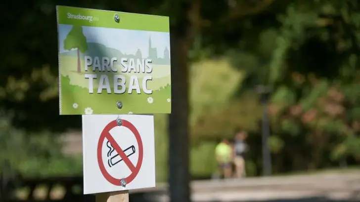 L’interdiction de fumer à la plage ou près des écoles entre en vigueur un peu plus tôt que prévu