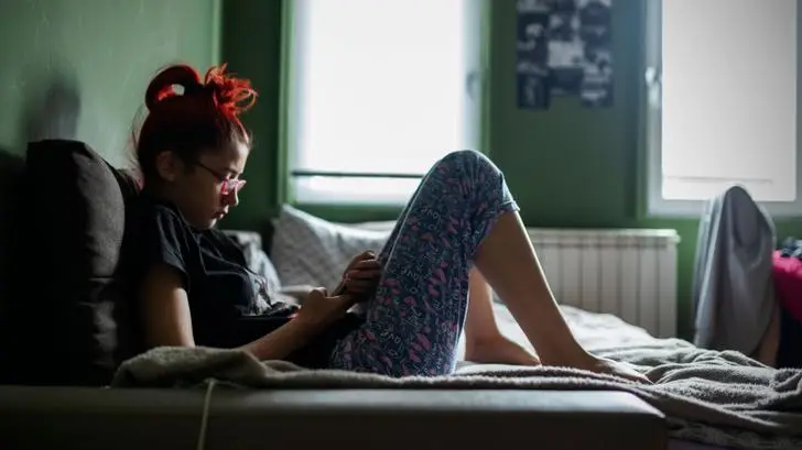 Faut-il interdire les réseaux sociaux aux mineurs ? Réponse de la sociologue Claire Balleys