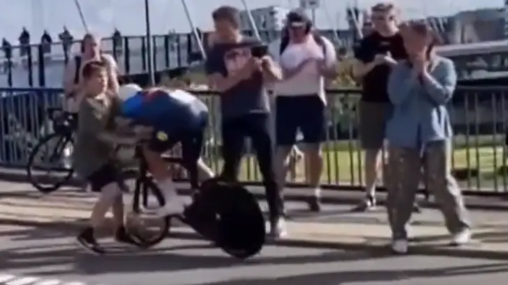 La collision spectaculaire entre Mads Pedersen et un enfant en pleine course au Danemark