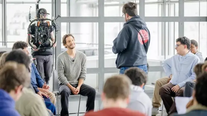 Pierre Niney a du mal à contenir ses larmes face à ce journaliste du « Papotin »