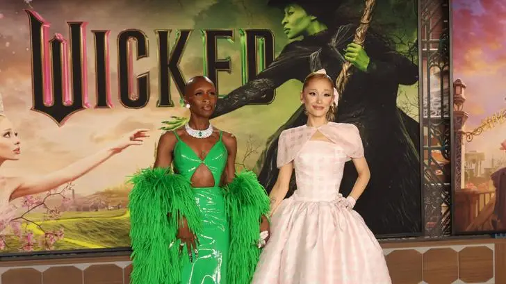 Prison et expulsion pour l’homme qui a tenté d’agresser Ariana Grande sur un tapis rouge