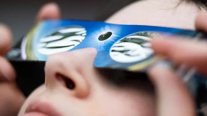 Quels sont les risques pour la santé à regarder l’éclipse solaire sans lunettes spéciales