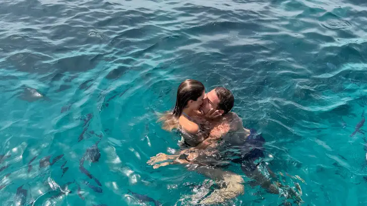 Avec ce cliché, Antoine Dupont et Iris Mittenaere officialisent pour de bon leur relation