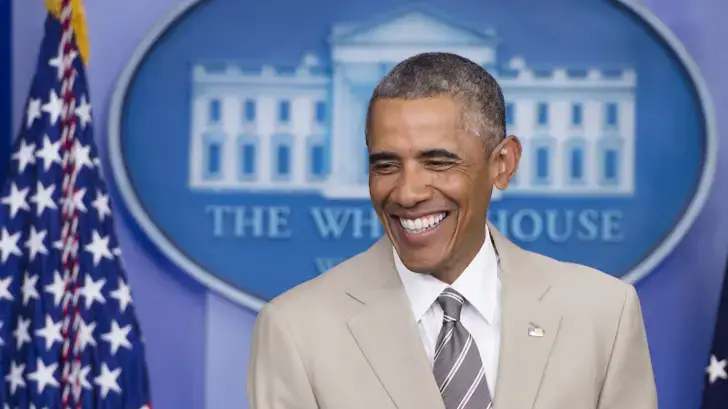 Pour cette série, Barack Obama retrouve la Maison Blanche et son polémique costume beige
