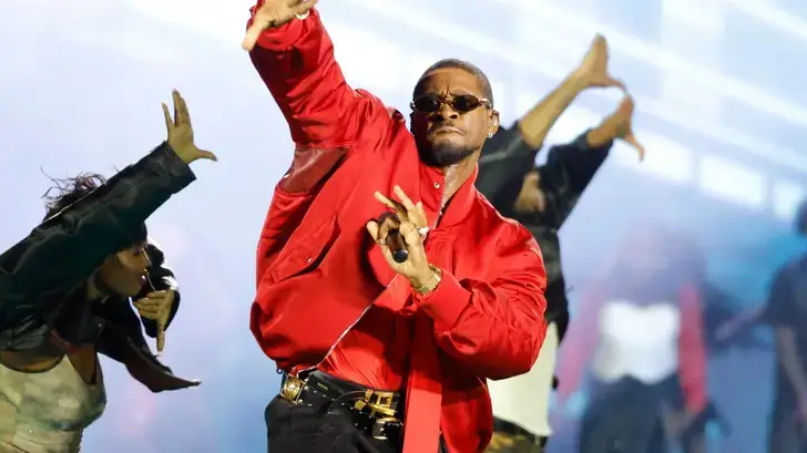 Usher, cloné ? Le chanteur ironise sur la folle rumeur entourant ses derniers concerts