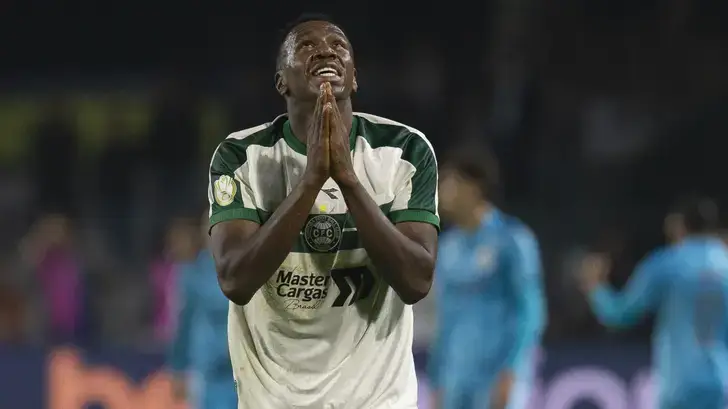 L’impressionnante chute de ce footballeur brésilien après son but… finalement annulé