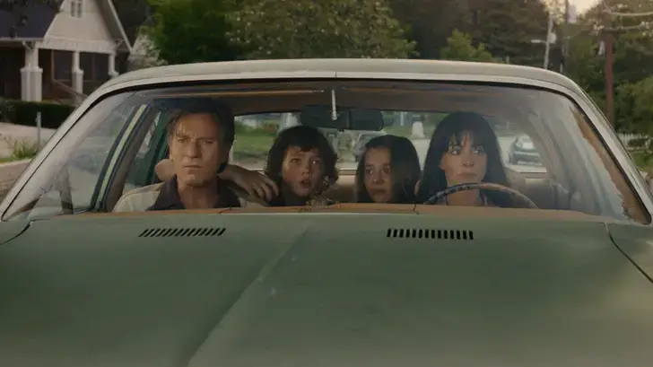 « La Fin d’Oak Street », avec Anne Hathaway, est un délicieux mélange des genres (saupoudré de dinos)