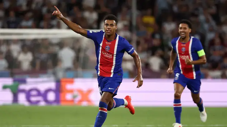 Le PSG conserve sa Supercoupe d’Europe en tremblant bien moins que l’an dernier