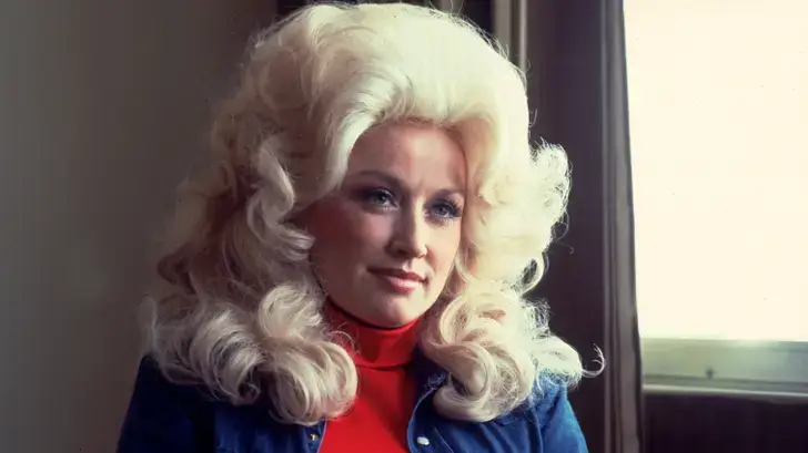 C’est à Whitney Houston et Kevin Costner que Dolly Parton doit son plus gros succès