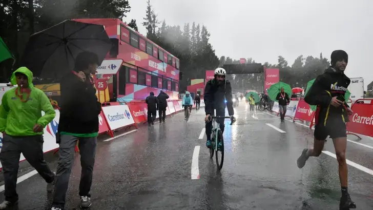 Les coureurs de la Vuelta dithyrambiques avec cet hôtel qui les a protégés de la grêle