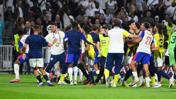 Une bagarre générale avec joueurs et staff après l’élimination de Lyon en Coupe d’Europe