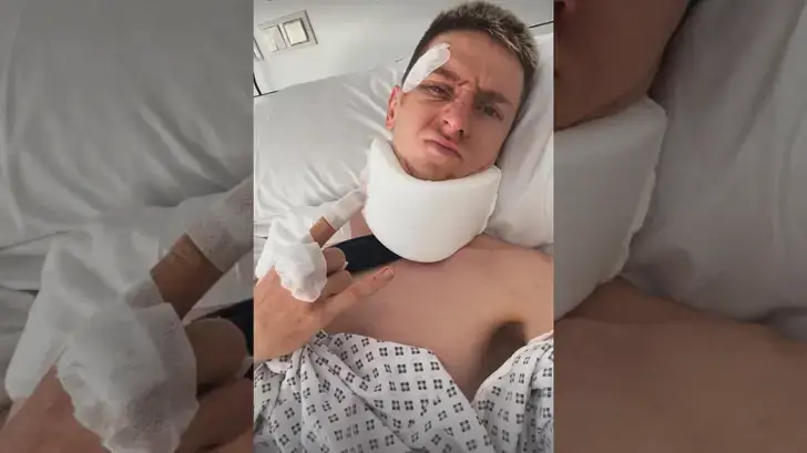 S’il est bien amoché par sa chute, Pogacar n’a pas perdu son sens de l’humour