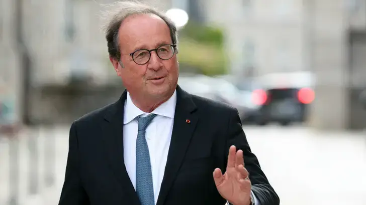 La rentrée au pas de charge de François Hollande au risque de parasiter la primaire PS