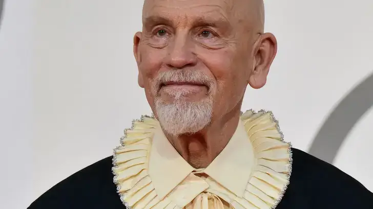 John Malkovich a eu du mal à retenir ses larmes pendant cette très longue standing ovation à Venise