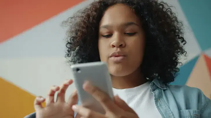 Les faux influenceurs bien-être générés par IA se multiplient, voici comment les repérer