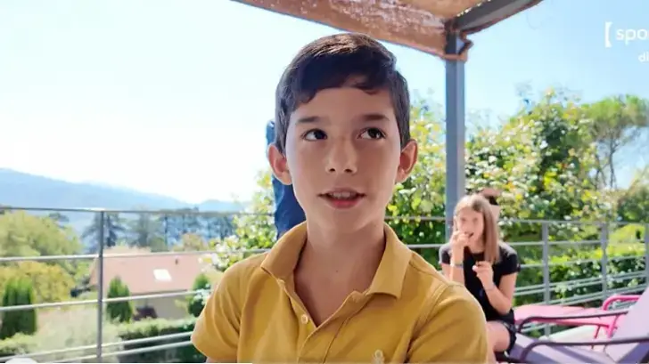 Filmé en pleurs après l’abandon de Vingegaard sur le Tour, le petit Adam a de quoi se consoler