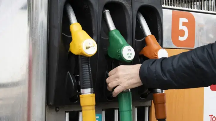 Les prix du carburant continuent de grimper, tirés par le conflit entre l’Iran et les États-Unis