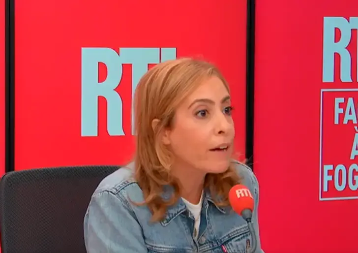 Léa Salamé évoque un « compromis » avec Glucksmann après son retrait du « 20 heures » pendant la campagne