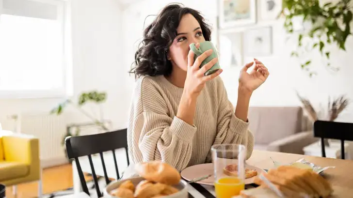 Vous utilisez toujours la même main pour manger ou attraper votre tasse ? Et si vous utilisiez l’autre