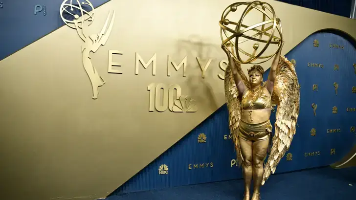 Il n’y avait pas plus à propos que cette tenue pour les Emmy Awards