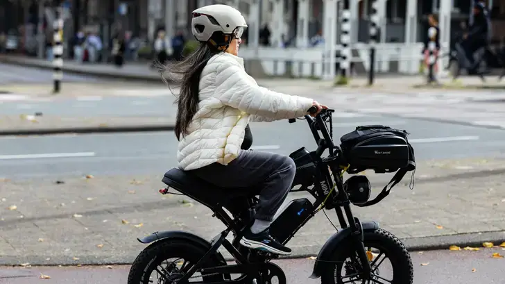 Malgré le bashing, pourquoi les fatbikes sont-ils si populaires ? On a posé la question à ceux qui les vendent