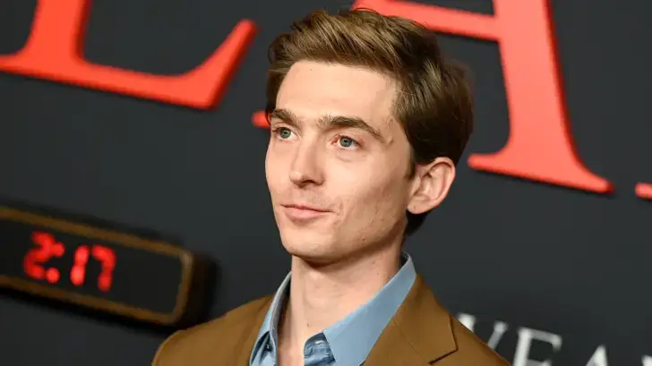 Austin Abrams, étoile montante du cinéma qu’Hollywood adore trucider (ou essayer)