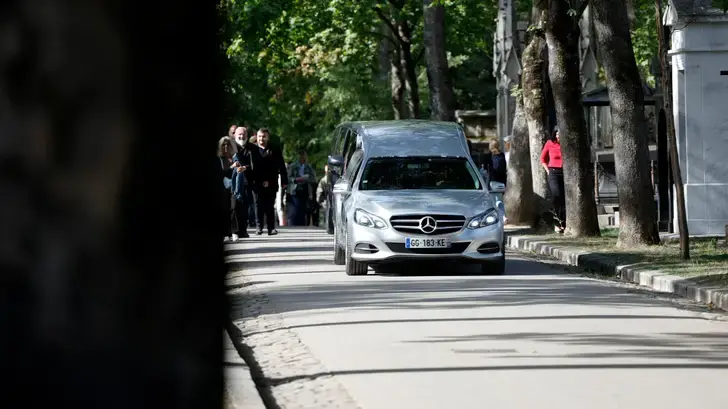 Les images émouvantes de l’arrivée en musique du cortège funéraire de Catherine Ringer