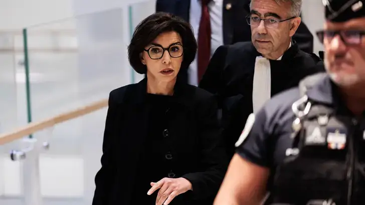« Je sais lire et écrire » : au tribunal, l’interrogatoire de Dati finit en feu d’artifice