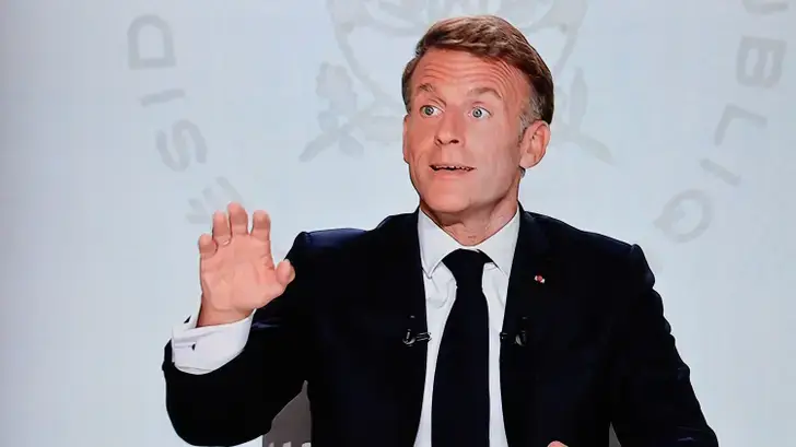 Macron n’exclut pas une baisse des taxes sur l’essence mais il a un objectif plus prioritaire