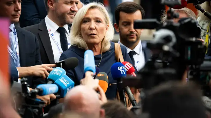 « Une dinguerie » : Le Pen prise de court par les révélations de Mediapart sur Bardella