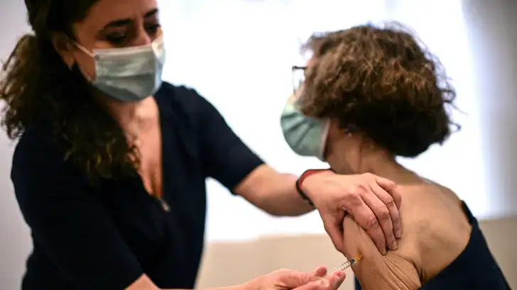 Avancer la campagne de vaccination contre le Covid-19 ? Pas nécessaire, selon l’exécutif