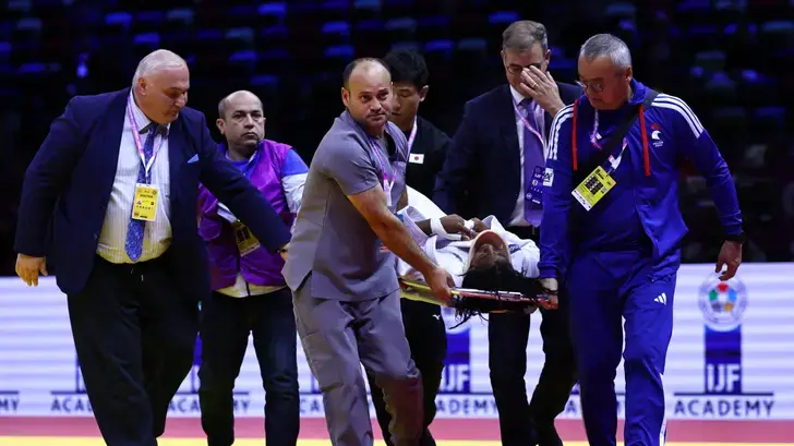 Aux mondiaux de judo, la mauvaise chute de la Française Sarah-Léonie Cysique évacuée sur civière