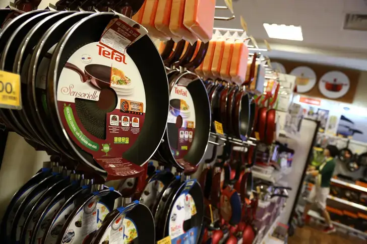 Seb épinglé par trois associations pour les PFAS contenus dans ses poêles Tefal
