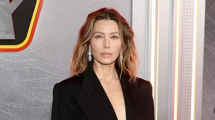 La veuve de Hugh Hefner interpelle Jessica Biel sur ce futur film sur « Playboy »