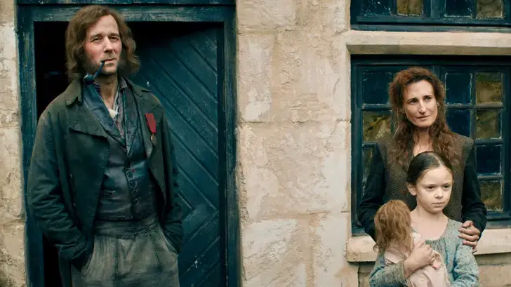 Même Camille Cottin et Benjamin Lavernhe ne sauvent pas cette adaptation des « Misérables »