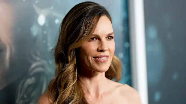 Hilary Swank annonce, en vidéo et en musique, être enceinte de son 3e enfant à 52 ans