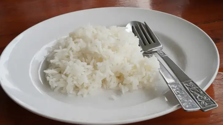 Riz, compote et Coca sans bulles : ce régime fade est-il si efficace contre la gastro ?