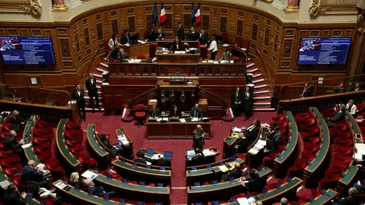 Le Sénat adopte le projet de loi « casseurs-payeurs », après l’avoir nettement durci