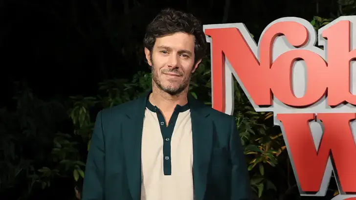 Après ses propos sur Israël, Adam Brody critiqué par sa co-star de « Nobody Wants This »