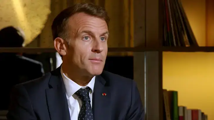 Des lycéens blessés aux réseaux sociaux, Macron défend sa ligne et réclame le « calme »