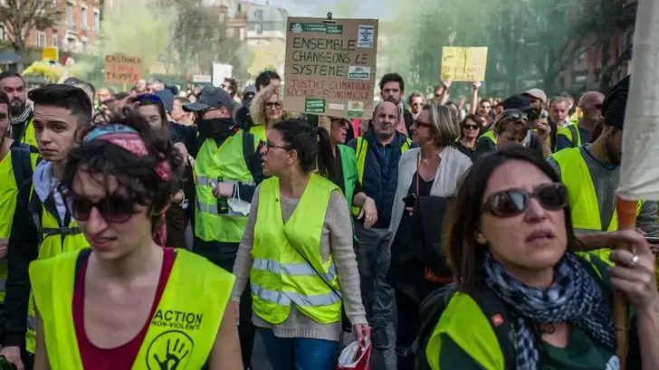 Pourquoi les gilets jaunes appellent à un « six – seven » en novembre